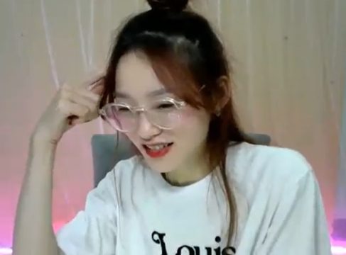 Idol Nari cắt tỉa lông bướm show hàng múp trên live